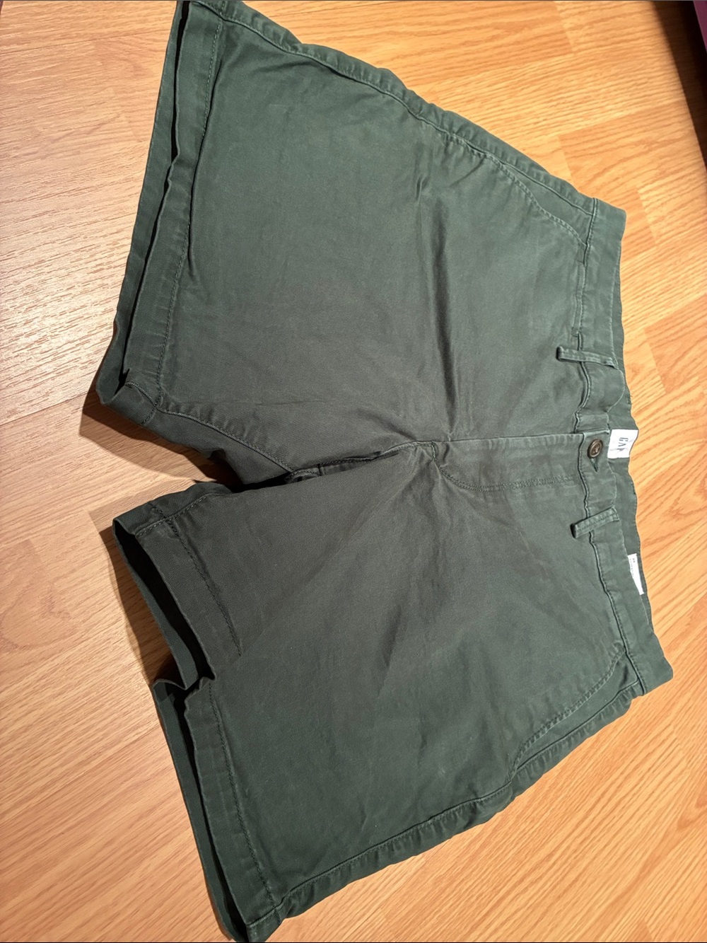 Men’s khaki shorts